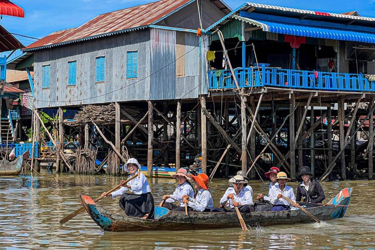 um grupo de pessoas em um barco na água
