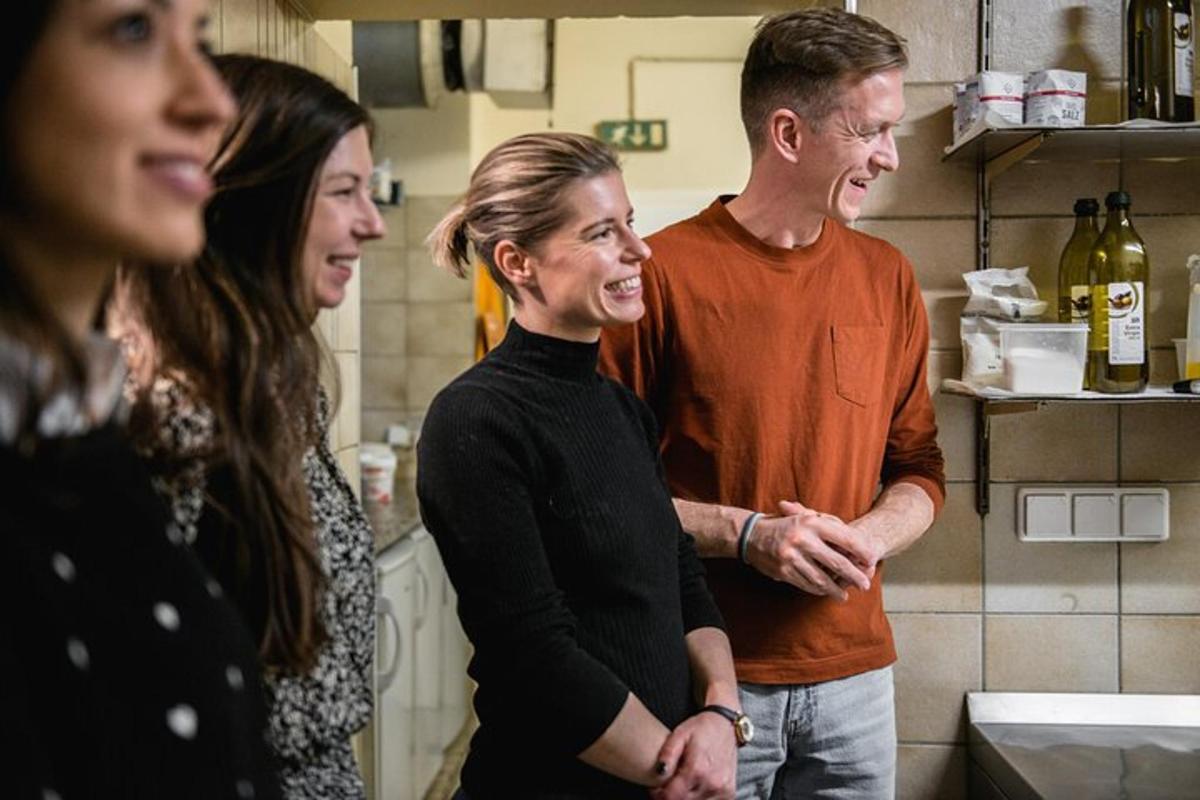 en grupp människor som står i ett kök