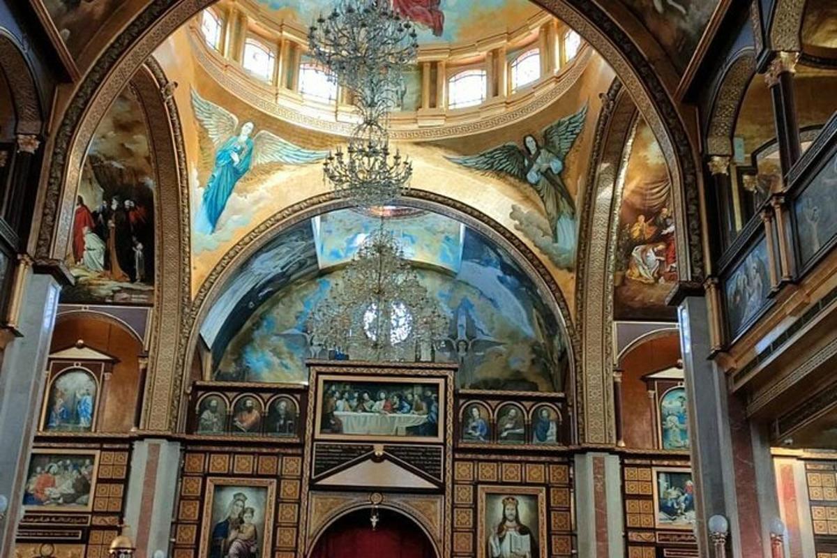 kostel s malbami na stropech a lustrem