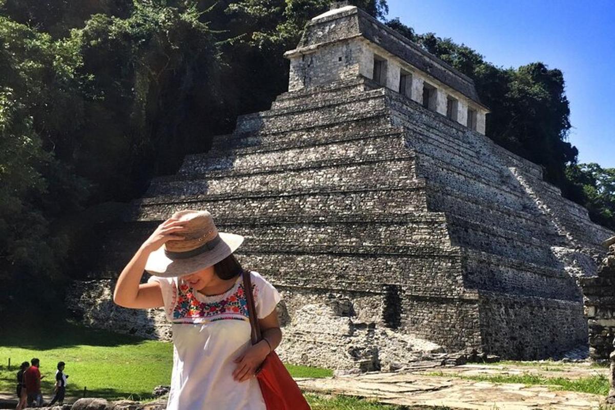 en kvinne som står foran en pyramide