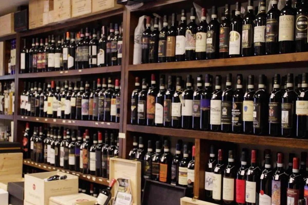 um monte de garrafas de vinho nas prateleiras de uma loja