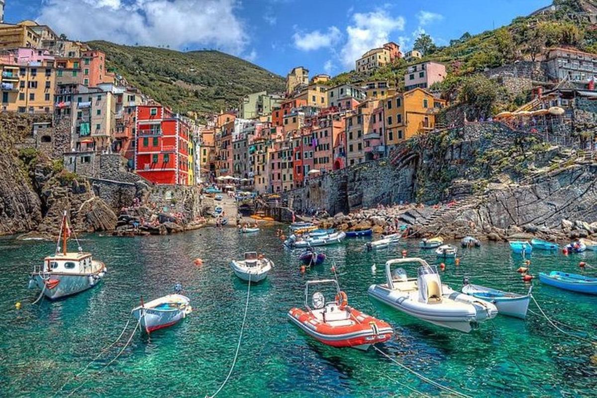 Un grupo de barcos en un cuerpo de agua con edificios.