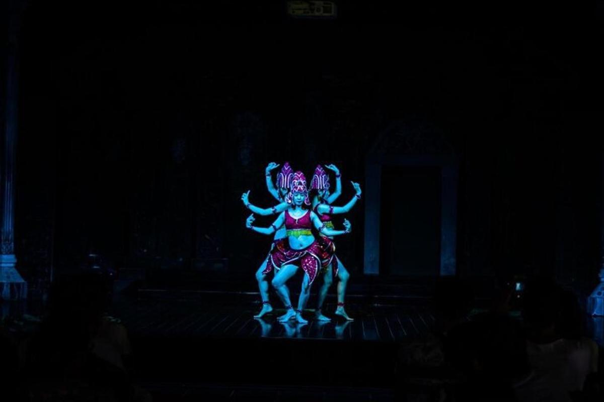 uma mulher em pé em um palco no escuro