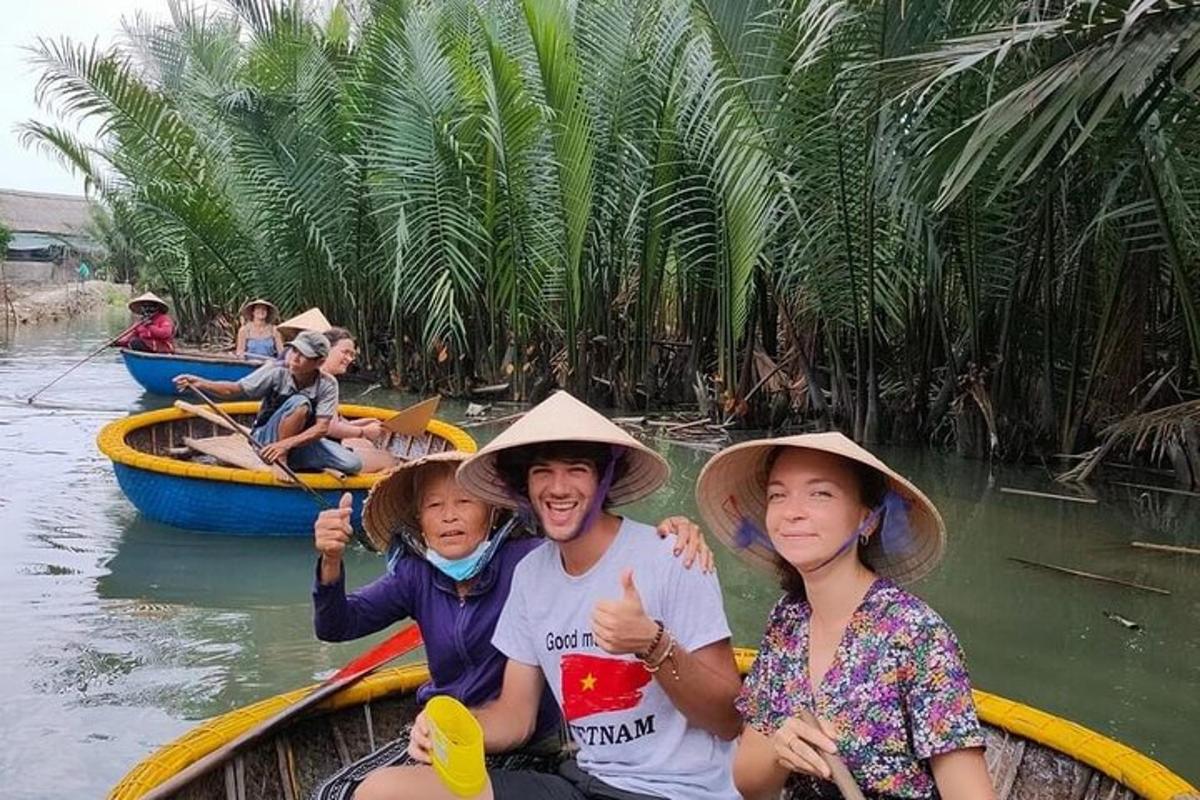 um grupo de pessoas andando de barco na água