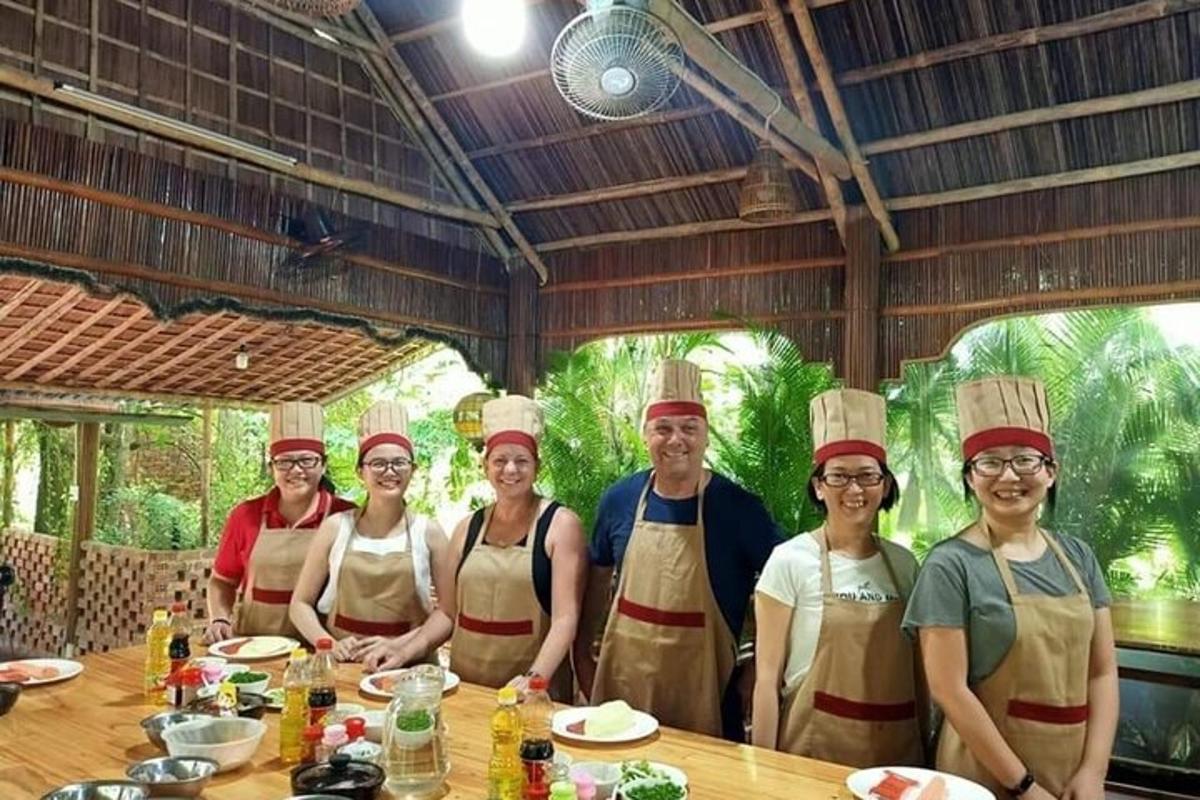 група людей у кухарських капелюхах позують для фотографії