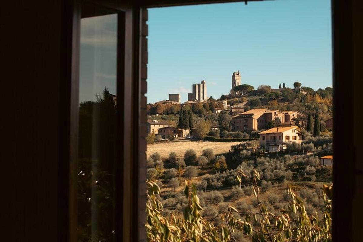 una vista di una città da una finestra