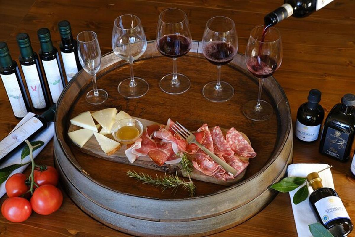 een tafel met wijnglazen en vlees en kaas