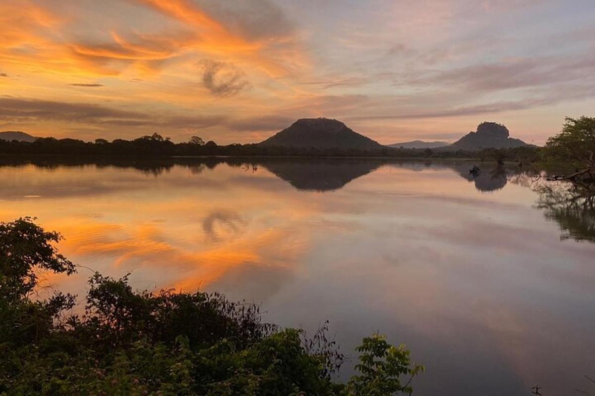 una vista di un lago al tramonto con le montagne