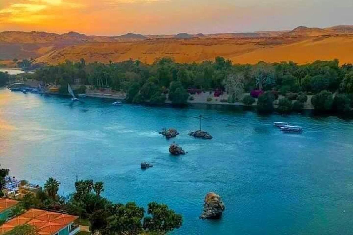 Una vista aérea de un río con barcos en él.