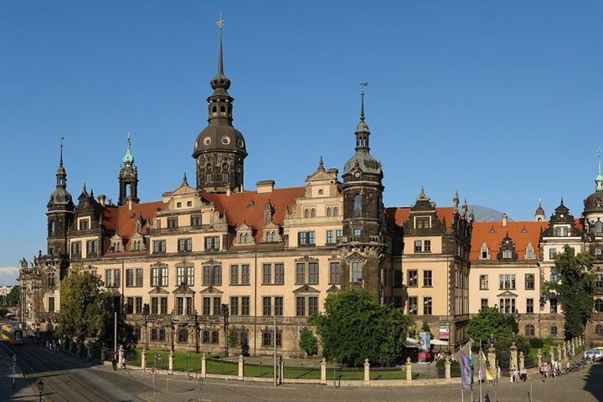 un grande edificio con una torre dell'orologio in cima