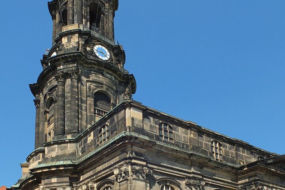 Un edificio con una torre de reloj en la parte superior.