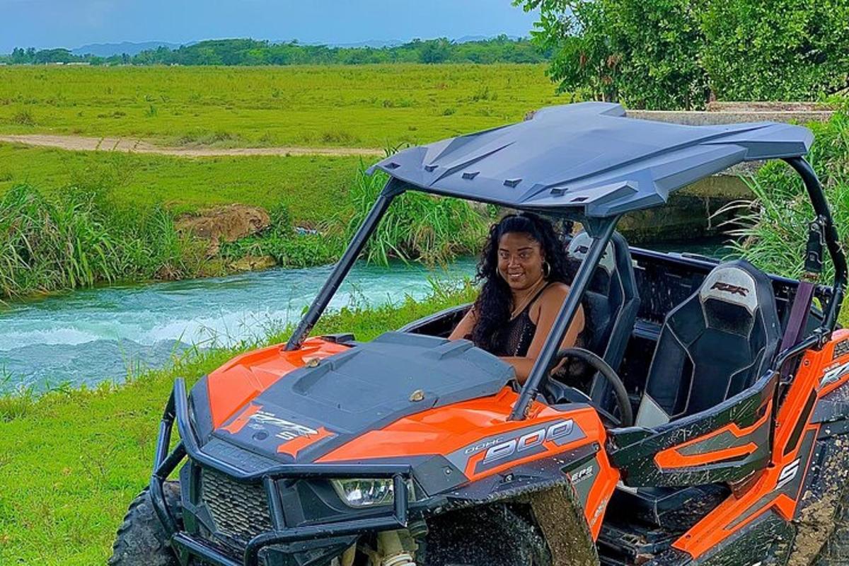 một người phụ nữ ngồi ở phía sau xe địa hình