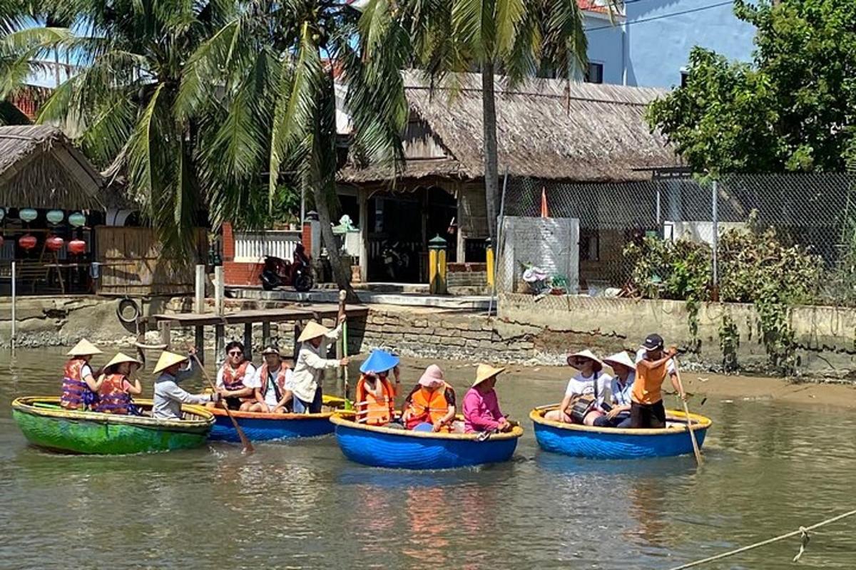 eine Gruppe von Menschen, die in Booten im Wasser fahren