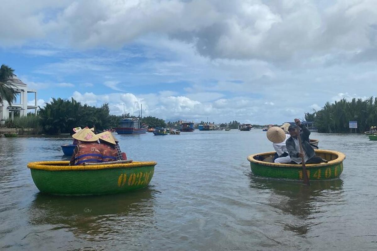 duas pessoas em pequenos barcos na água