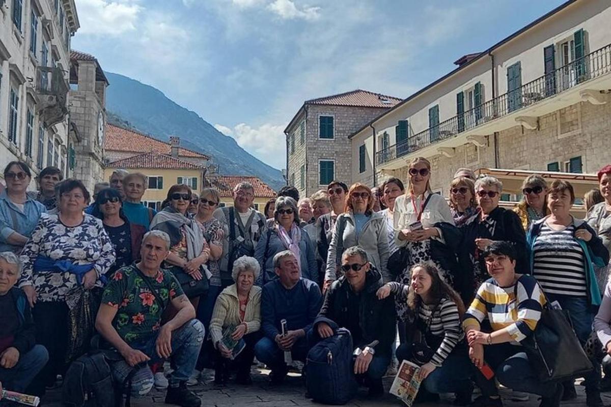 velká skupina lidí pózujících pro fotografii