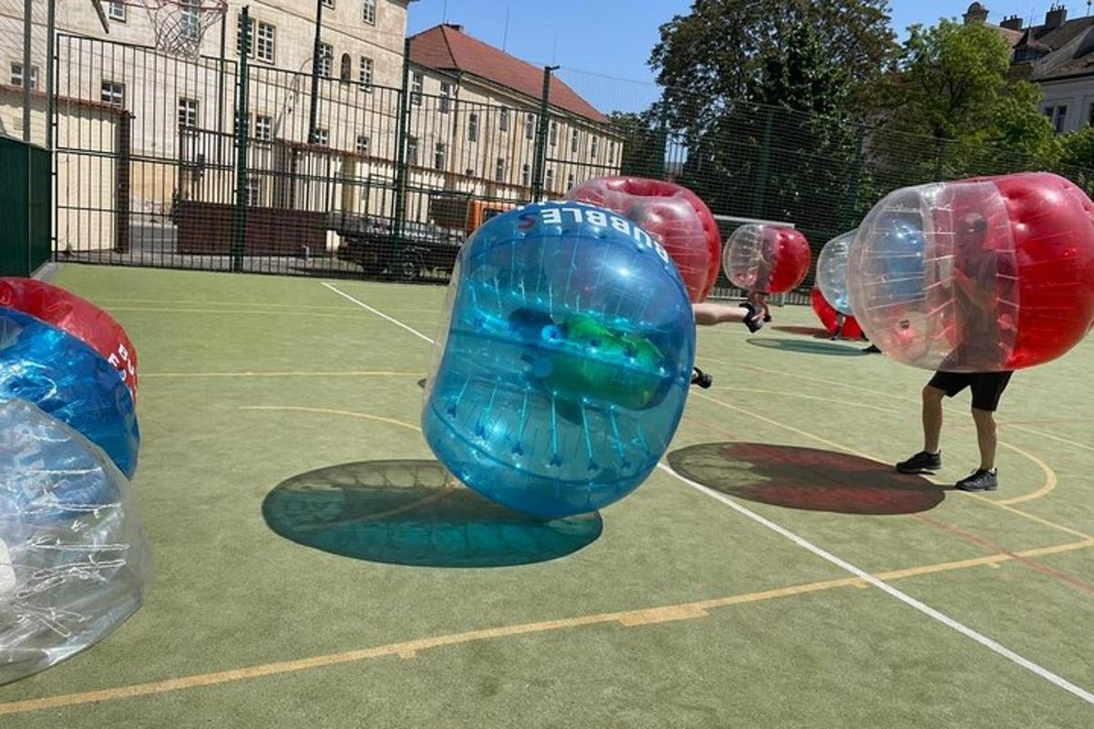 una persona juga amb pilotes inflables en un parc infantil