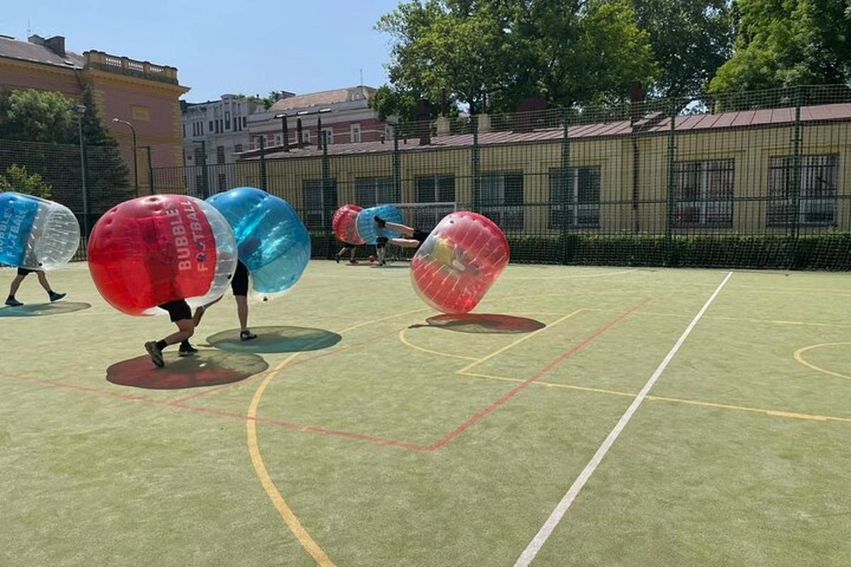 un grup de sfere gonflabile pe un teren de tenis