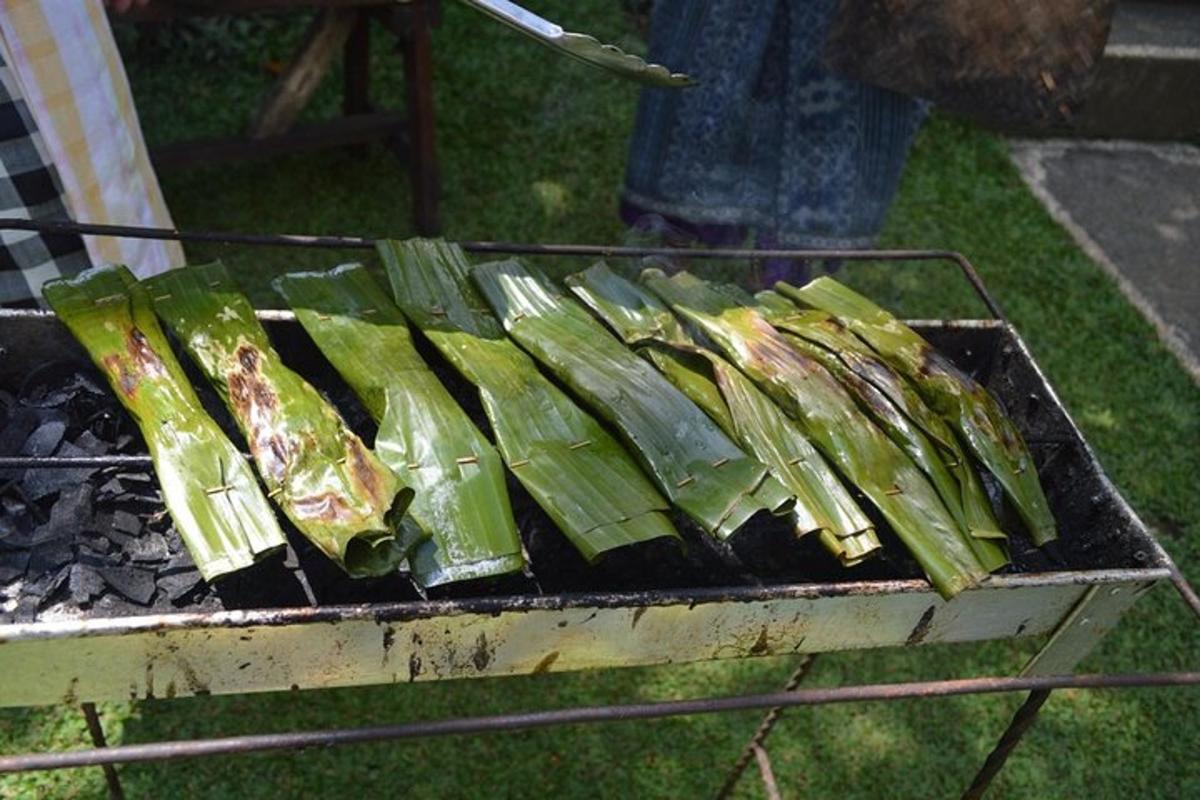 een hoop eten dat op een grill kookt
