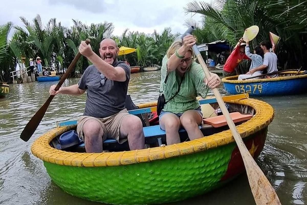 un bărbat și o femeie într-o barcă pe apă