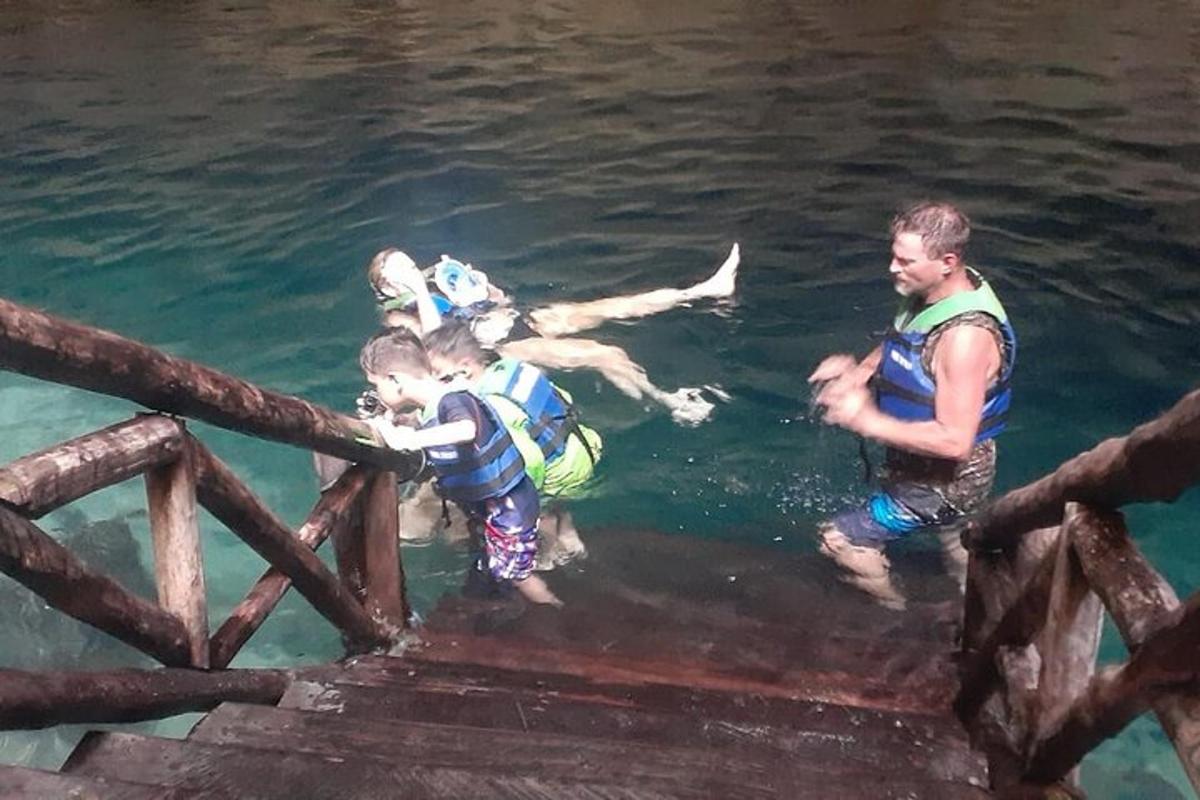 un uomo e due bambini in acqua