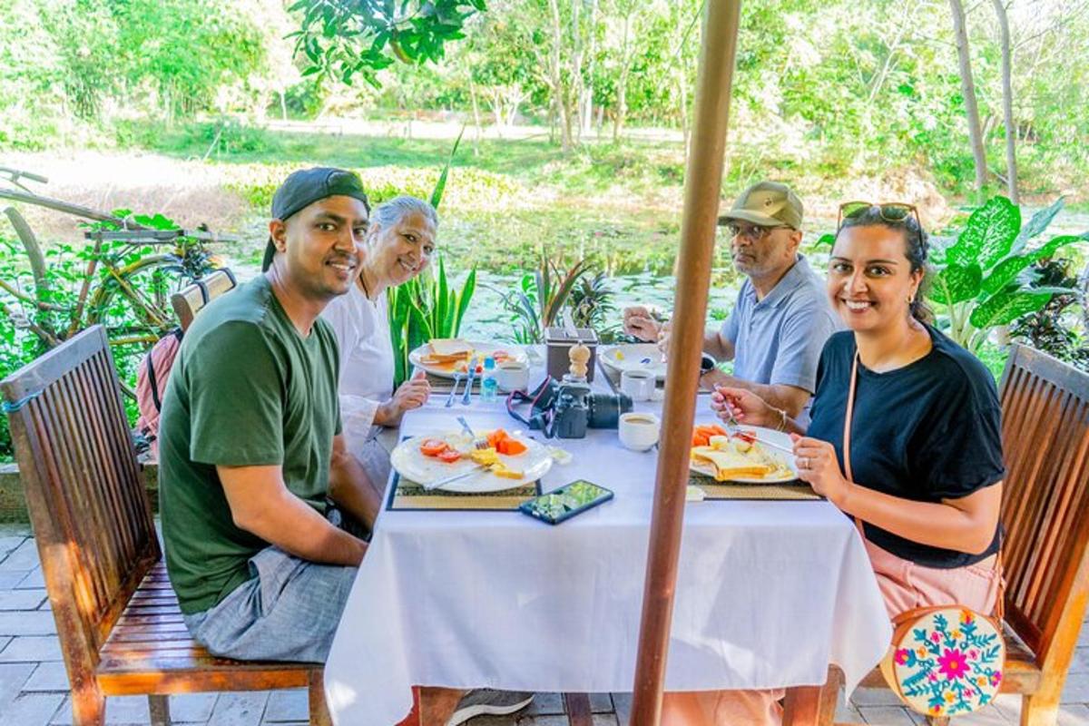 un gruppo di persone sedute a un tavolo che mangiano cibo