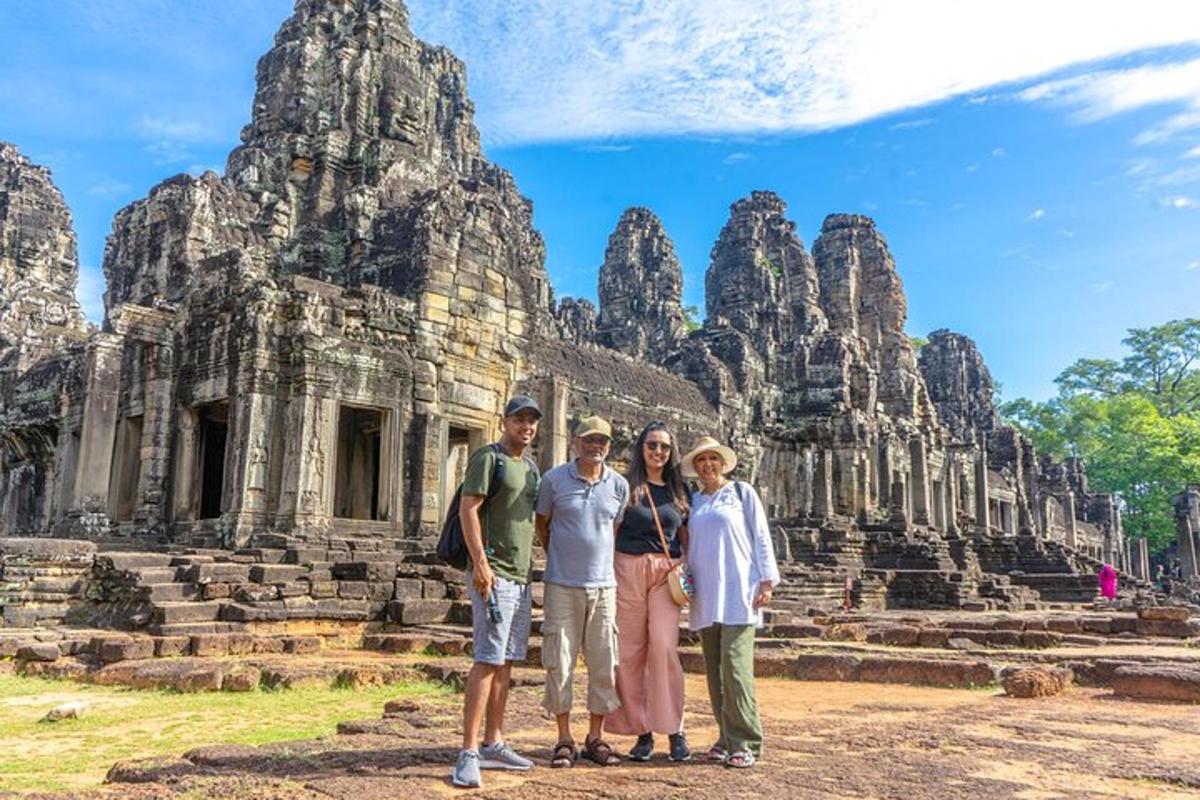un gruppo di persone in piedi davanti a un tempio