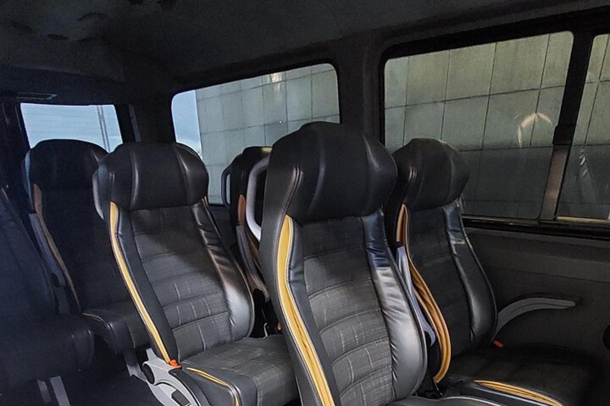 skupina sedadel v zadní části autobusu