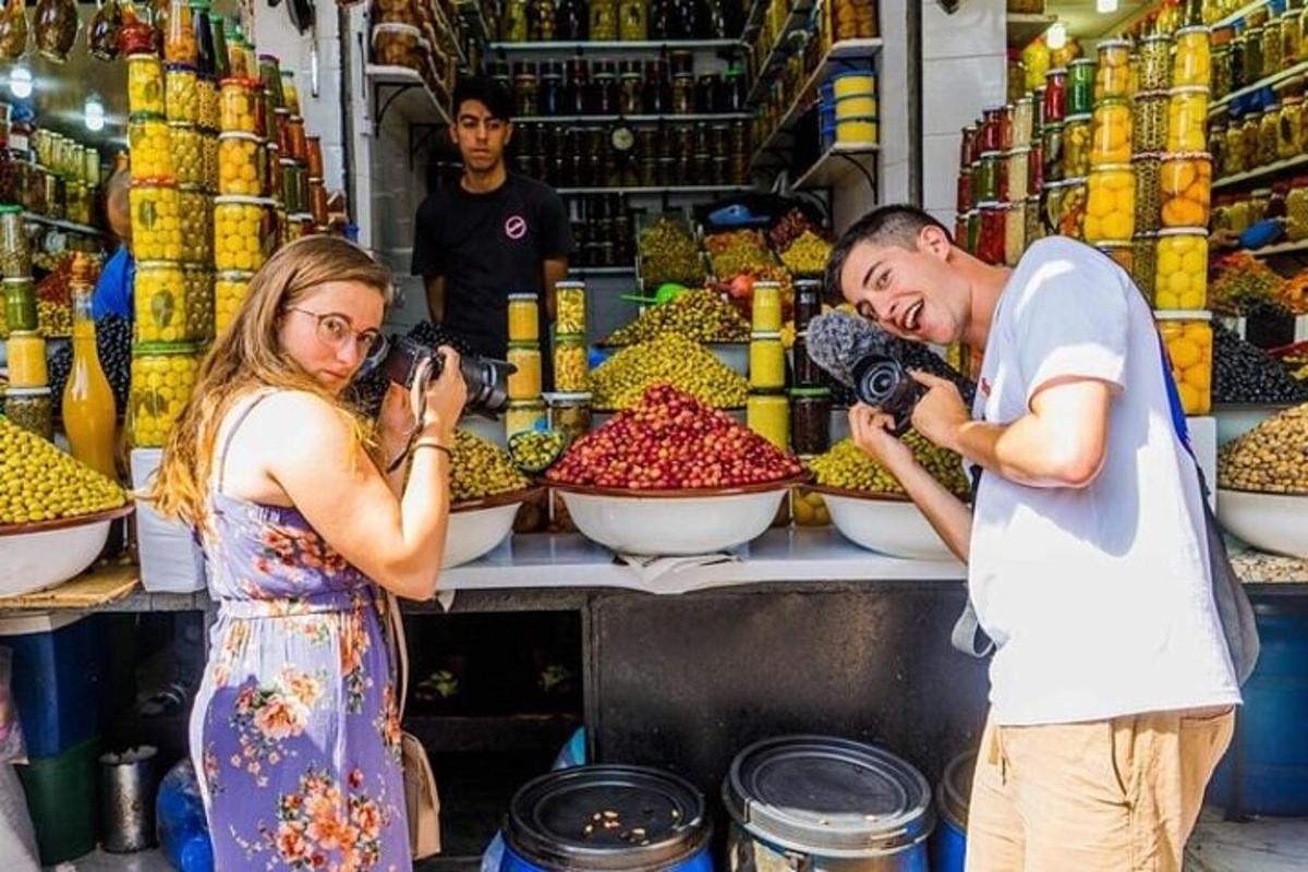 két ember fényképez egy piacon kamerákkal
