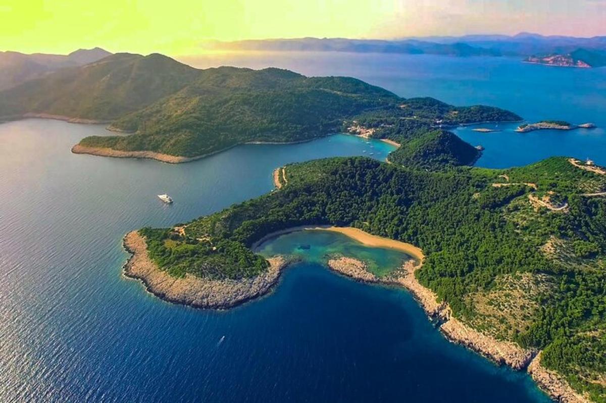 Αεροφωτογραφία μιας ομάδας νησιών στο νερό