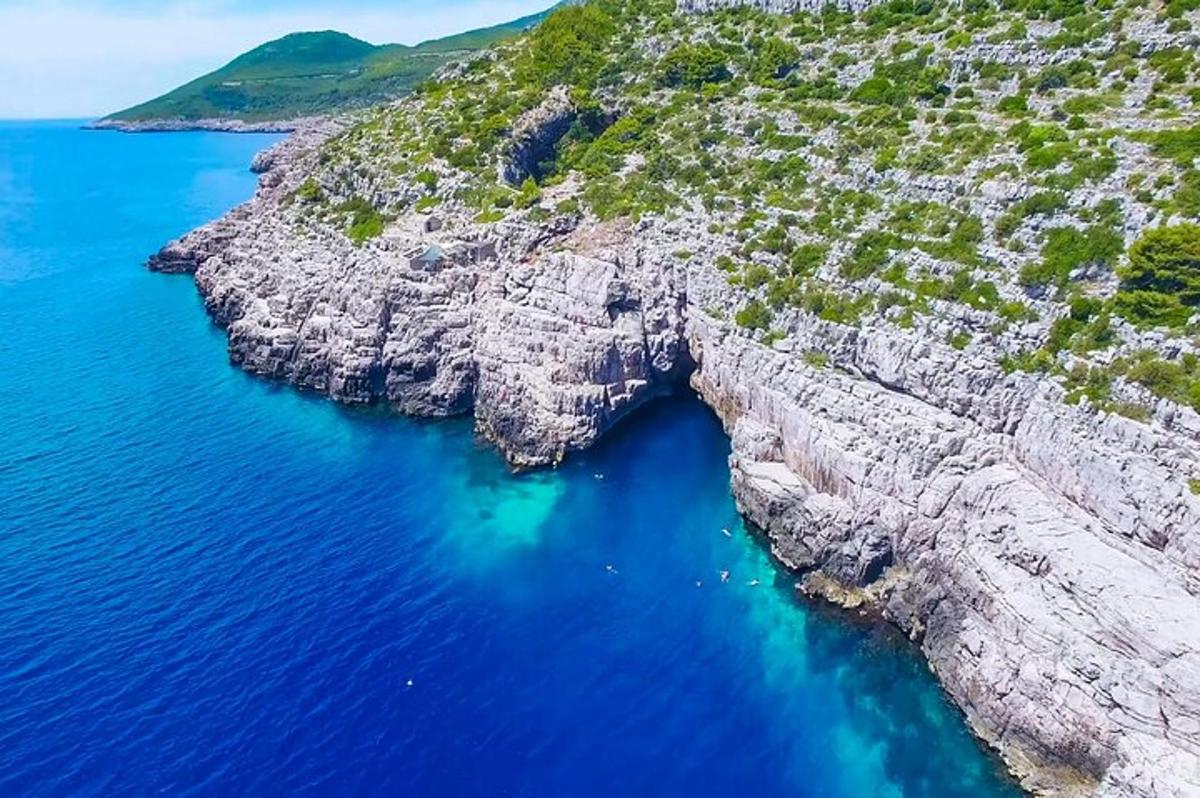 Αεροφωτογραφία ενός βραχώδους νησιού στον ωκεανό