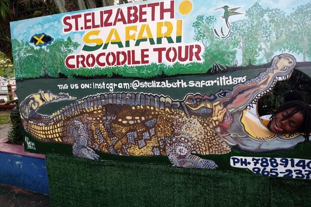 un cartello per un tour di safari con pelle di serpente e coccodrilli
