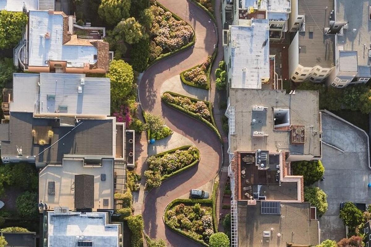 住宅区道路的鸟瞰图