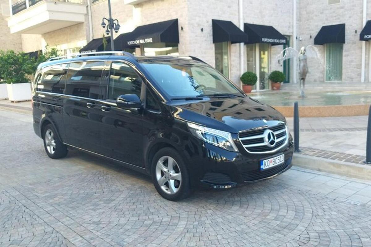 černé SUV zaparkované na ulici