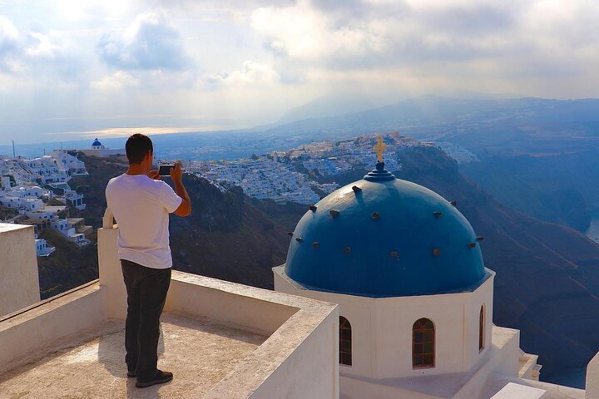 un uomo che scatta una foto di una città da una torre