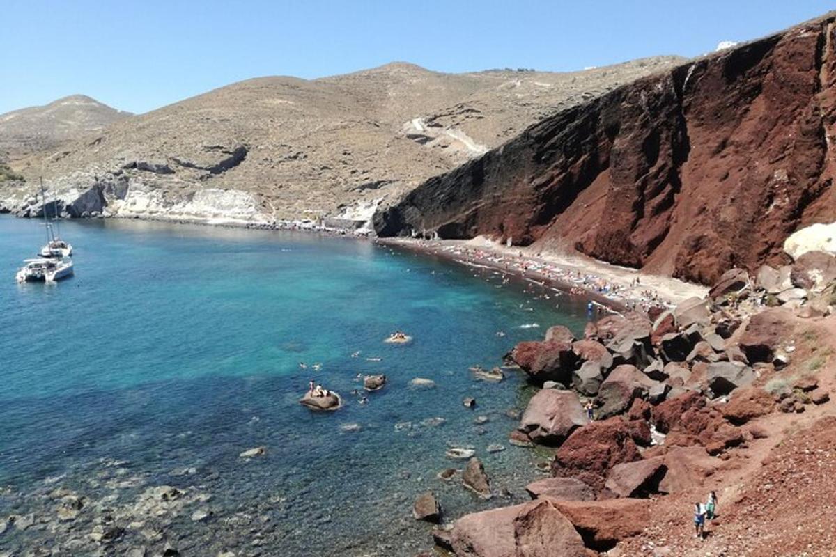 una spiaggia con una barca in acqua