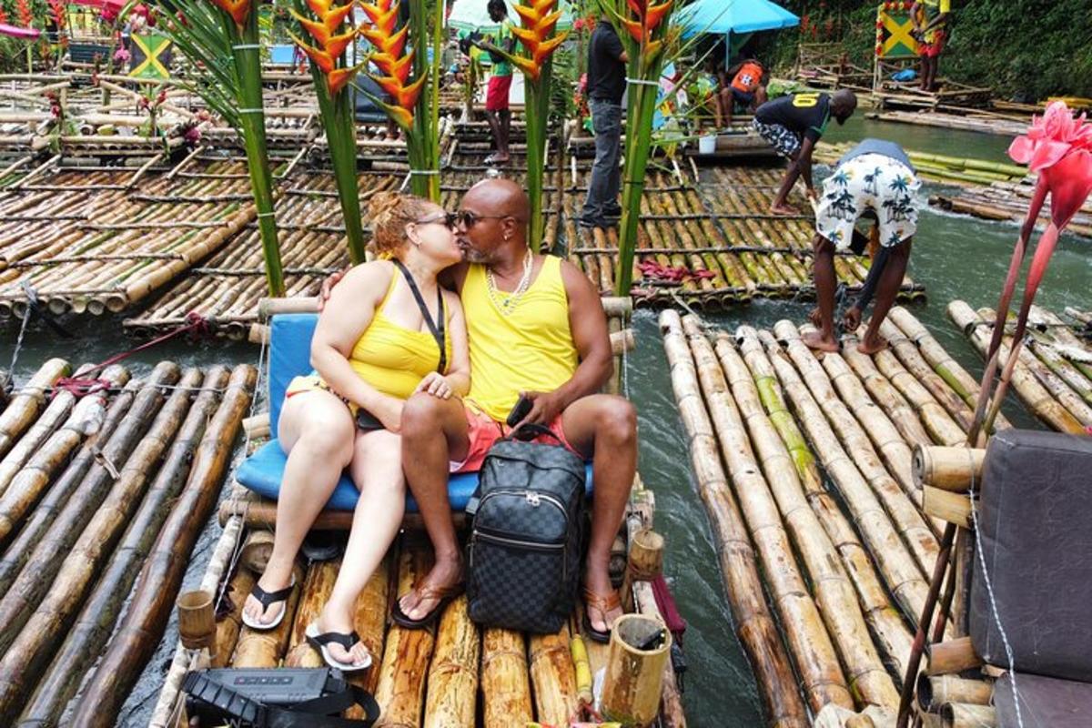 ein Mann und eine Frau sitzen auf einem Floß im Wasser