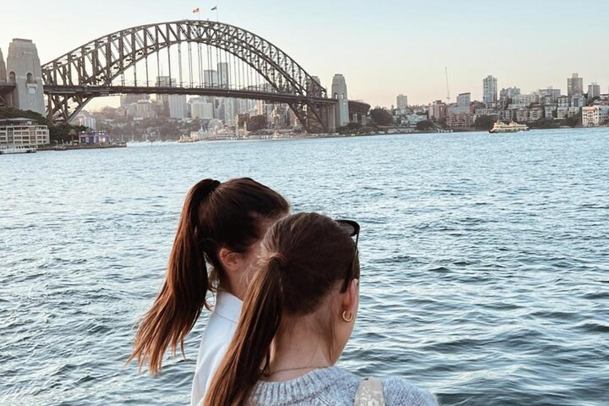 zwei Frauen auf einem Boot im Wasser mit einer Brücke
