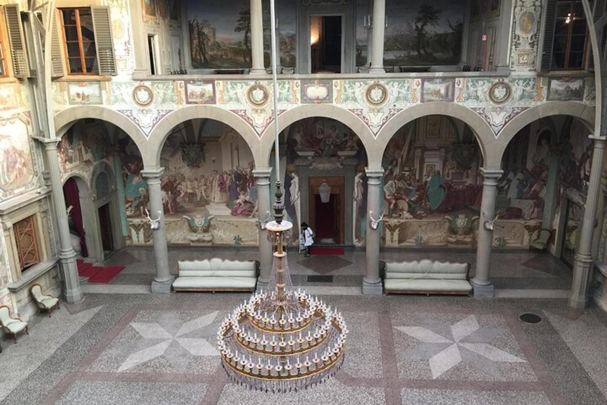Un edificio con una escultura en el medio de una habitación.