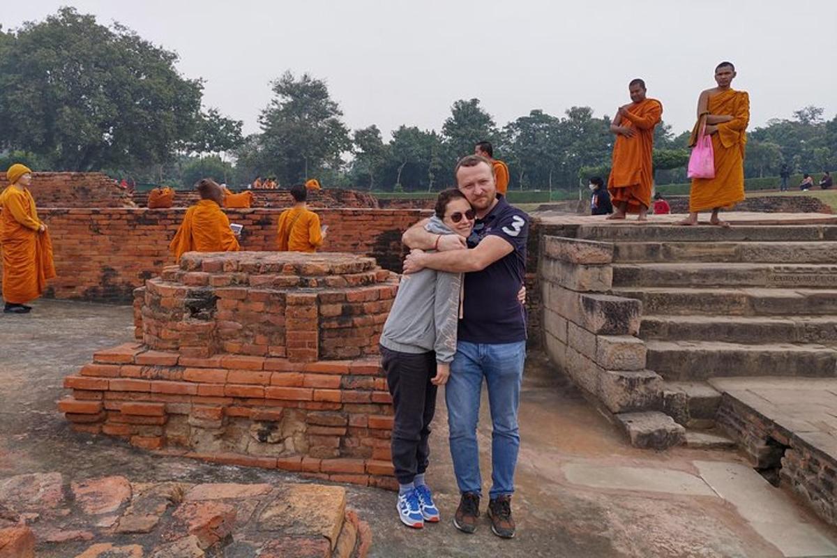 mees ja naine seisavad templi ees