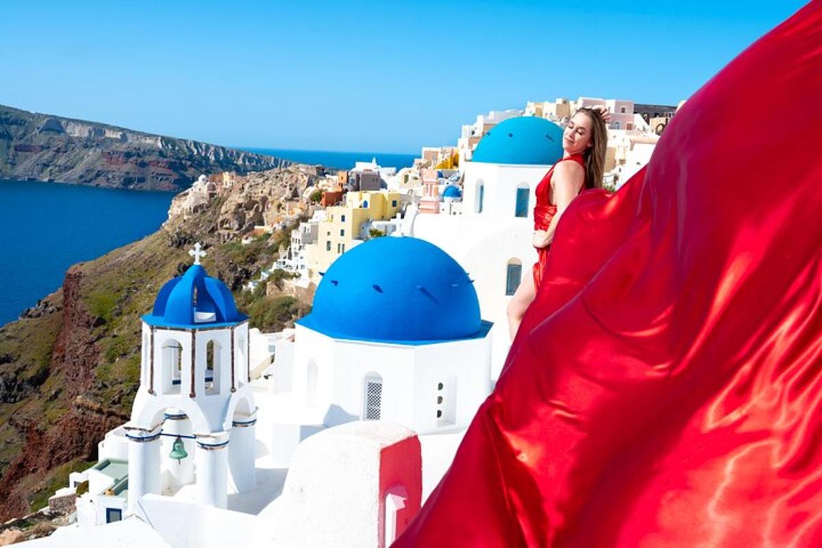 uma mulher de vestido vermelho em pé no topo de um prédio