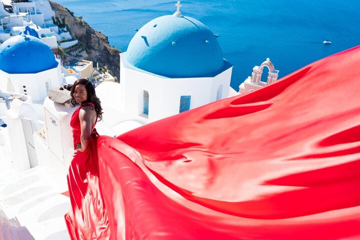 uma mulher com um vestido vermelho e uma bandeira vermelha