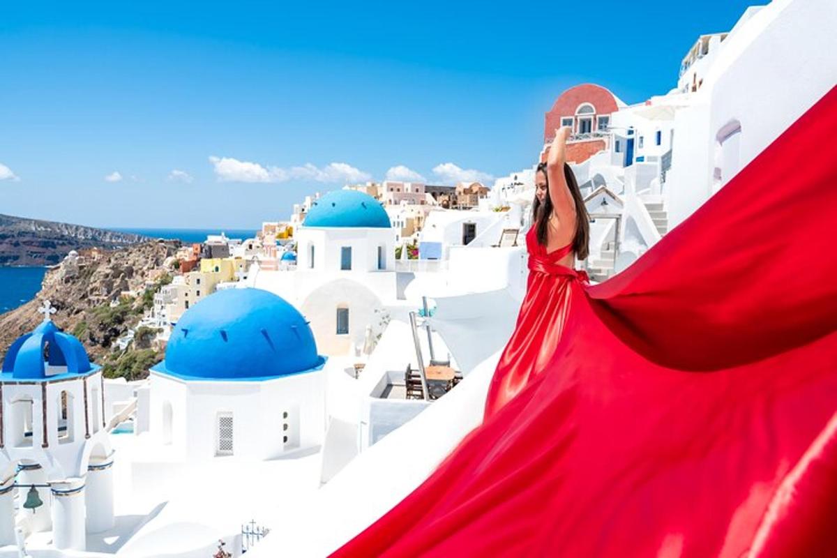 uma mulher de vestido vermelho em pé no topo de um prédio branco