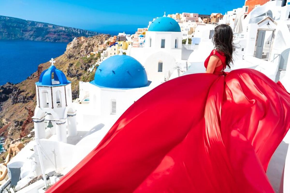 uma mulher de vestido vermelho em pé no topo de um prédio branco