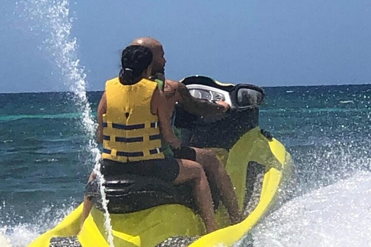 egy férfi jetski-n a vízben