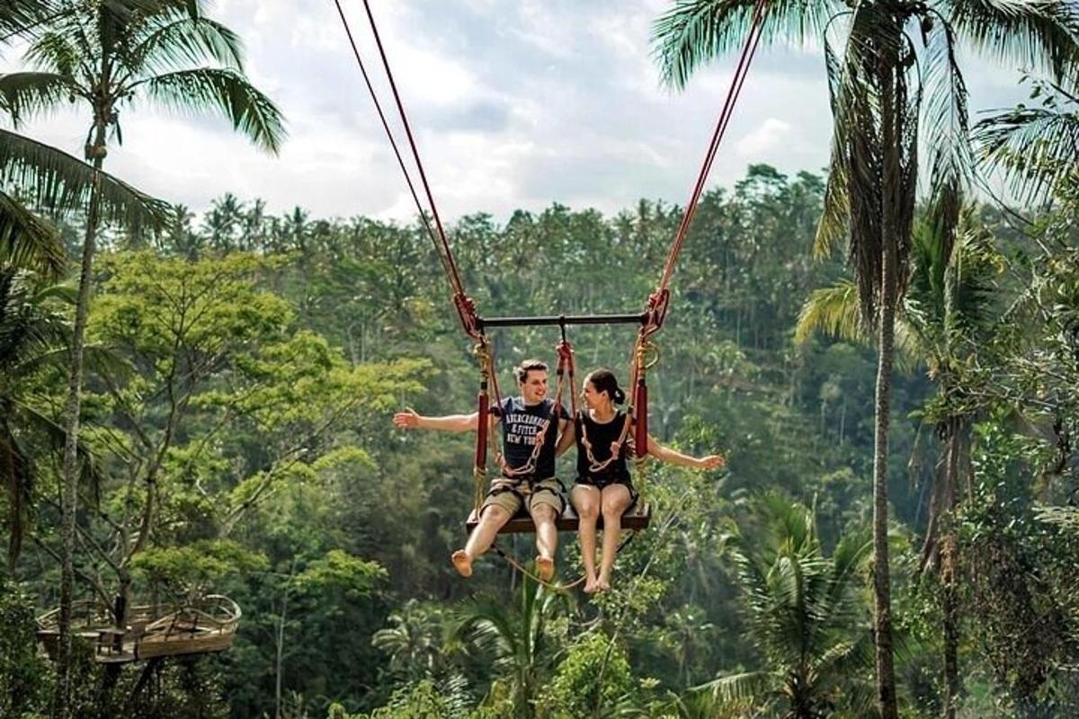 duas pessoas sentadas em um balanço na selva