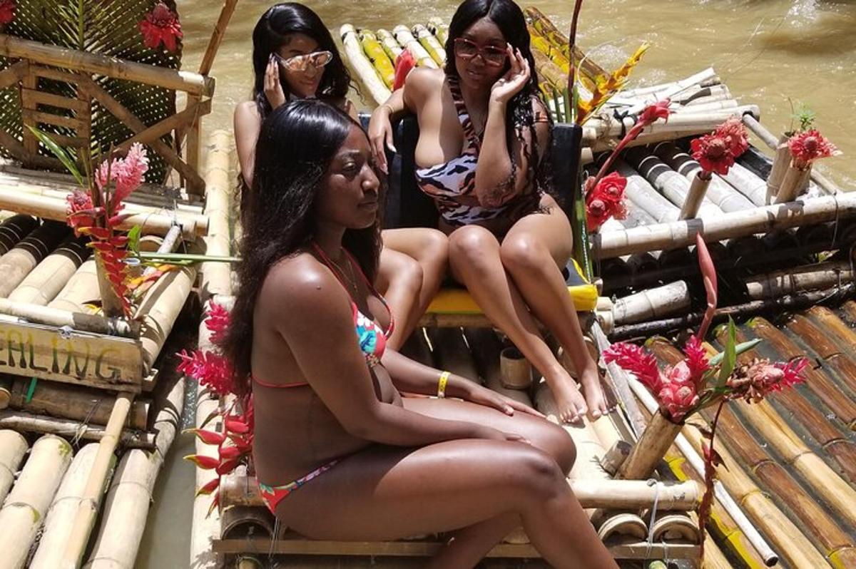 tres dones en banyador assegudes en una bassa a l'aigua