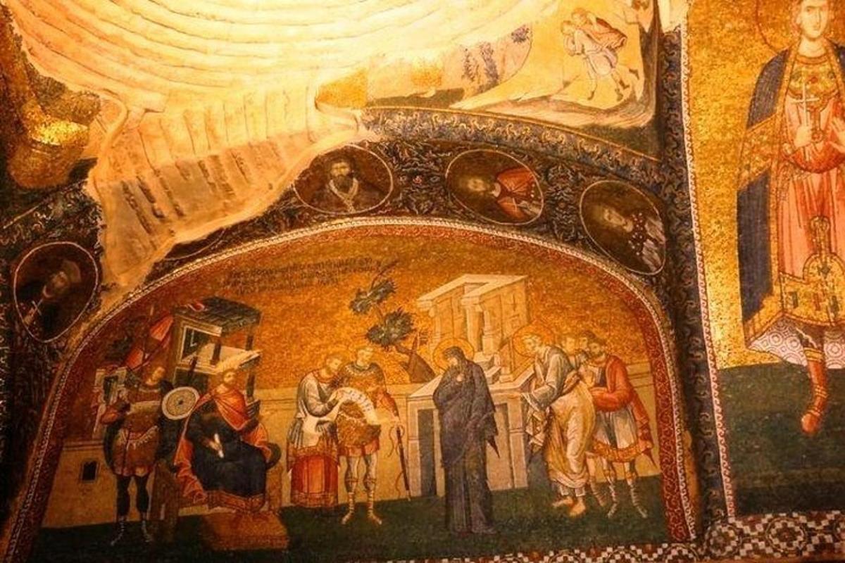 obraz na zdi kostela s lidmi