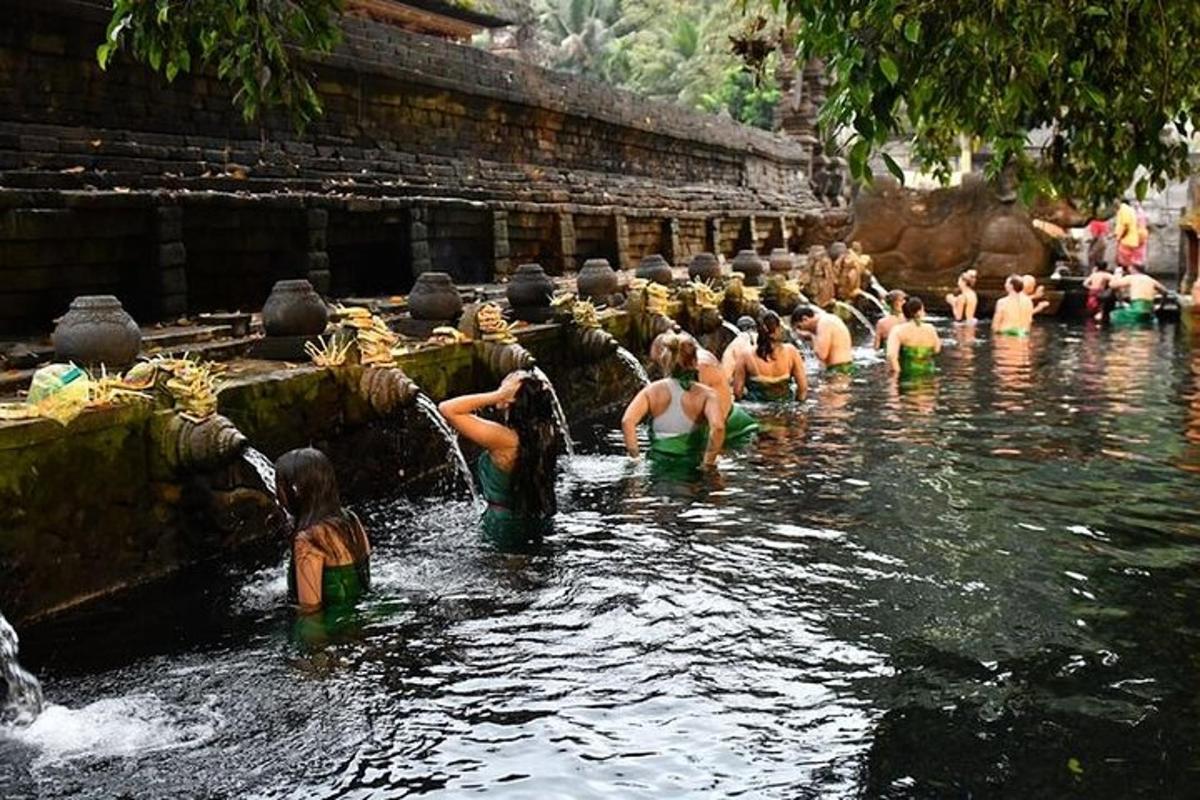 un gruppo di persone nell'acqua di un tempio