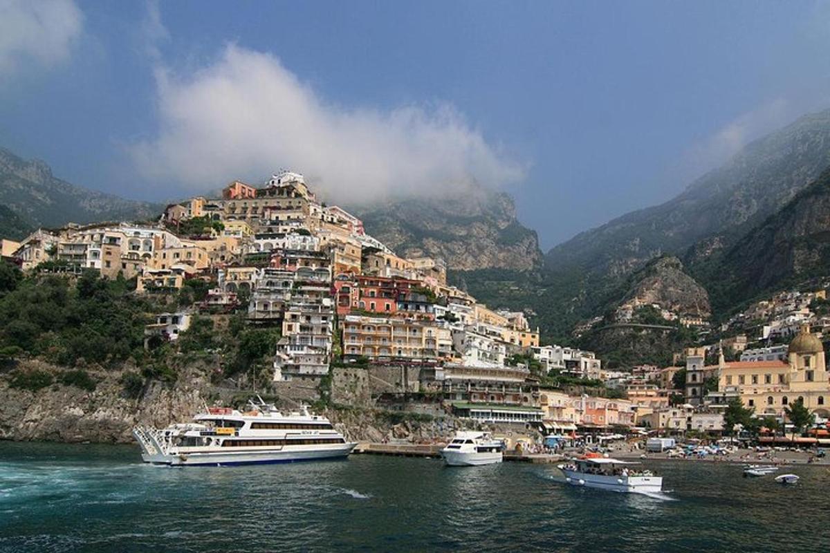 una città su una collina con barche in acqua