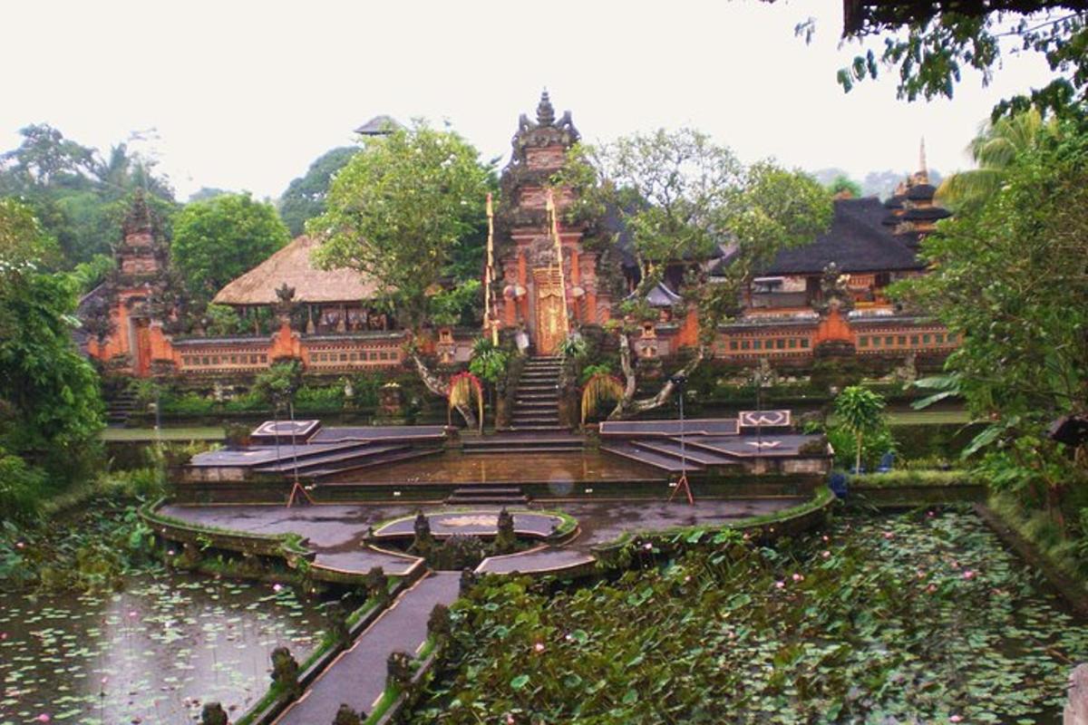 một tòa nhà lớn có một cái ao ở phía trước